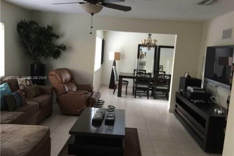 Villa ou maison à louer à Doral, Floride: 3 chambres, 196.21 m2 № 2042388 - photo 11