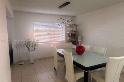 Villa ou maison à louer à Doral, Floride: 3 chambres, 196.21 m2 № 2042388 - photo 3