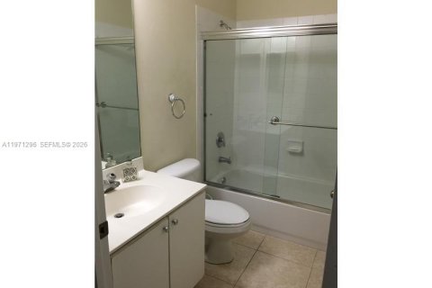 Villa ou maison à louer à Doral, Floride: 3 chambres, 196.21 m2 № 2042388 - photo 18