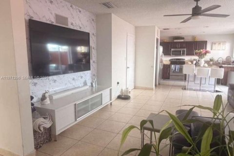 Villa ou maison à louer à Doral, Floride: 3 chambres, 196.21 m2 № 2042388 - photo 8