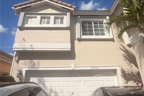 Villa ou maison à louer à Doral, Floride: 3 chambres, 196.21 m2 № 2042388 - photo 2