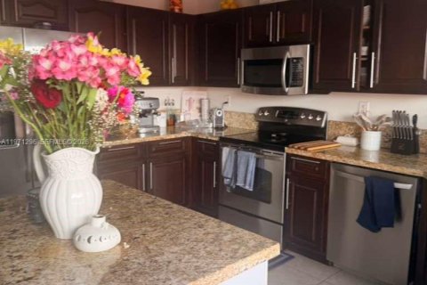 Villa ou maison à louer à Doral, Floride: 3 chambres, 196.21 m2 № 2042388 - photo 5