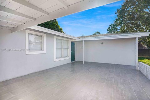 Villa ou maison à louer à Fort Lauderdale, Floride: 3 chambres № 1981828 - photo 2