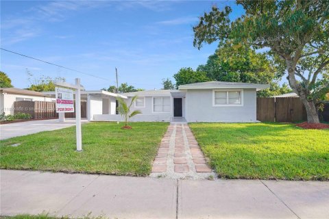 Villa ou maison à louer à Fort Lauderdale, Floride: 3 chambres № 1981828 - photo 1
