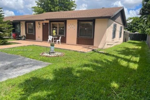 Townhouse in Miami, Florida 3 bedrooms, 103.12 sq.m. № 1887758 - photo 1