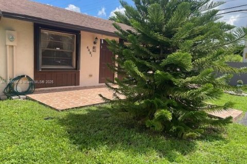 Townhouse in Miami, Florida 3 bedrooms, 103.12 sq.m. № 1887758 - photo 2