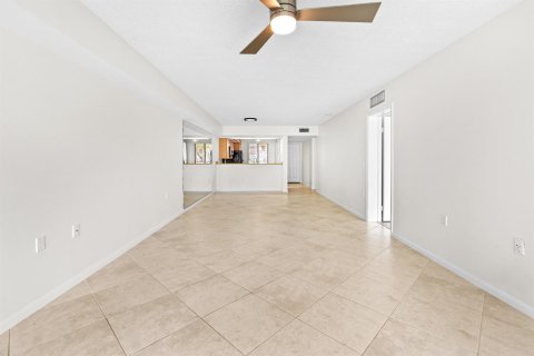 Condo in West Palm Beach, Florida, 2 bedrooms № 2244874 - photo 7
