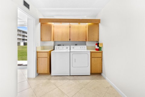 Condo in West Palm Beach, Florida, 2 bedrooms № 2244874 - photo 27