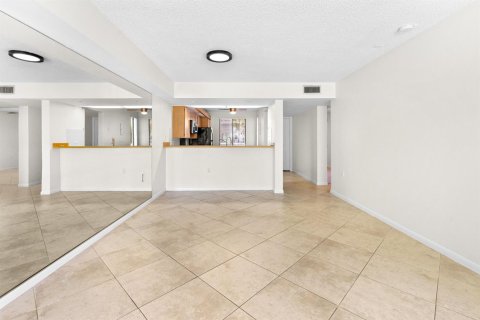 Condo in West Palm Beach, Florida, 2 bedrooms № 2244874 - photo 6