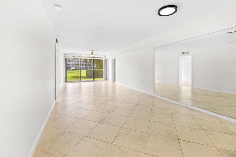 Condo in West Palm Beach, Florida, 2 bedrooms № 2244874 - photo 5