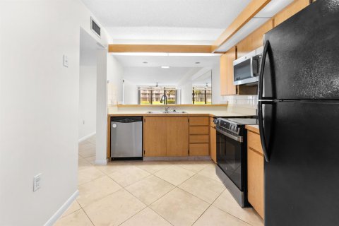 Condo in West Palm Beach, Florida, 2 bedrooms № 2244874 - photo 11