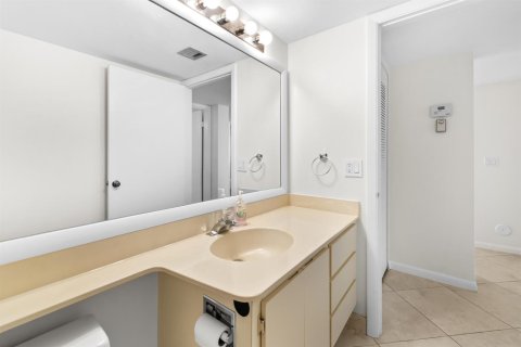 Condo in West Palm Beach, Florida, 2 bedrooms № 2244874 - photo 25