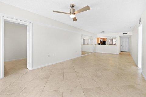 Condo in West Palm Beach, Florida, 2 bedrooms № 2244874 - photo 8