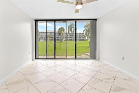 Condo in West Palm Beach, Florida, 2 bedrooms № 2244874 - photo 16