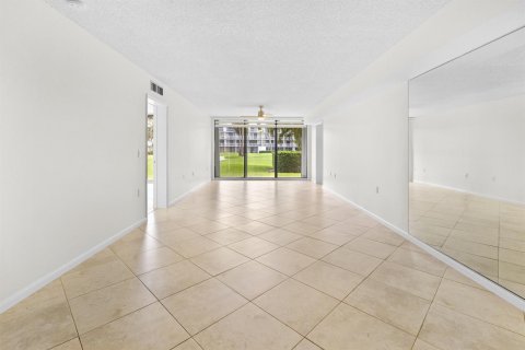Condo in West Palm Beach, Florida, 2 bedrooms № 2244874 - photo 3