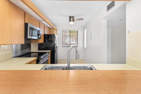 Condo in West Palm Beach, Florida, 2 bedrooms № 2244874 - photo 12