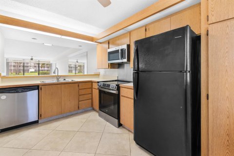 Condo in West Palm Beach, Florida, 2 bedrooms № 2244874 - photo 9