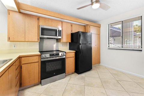 Condo in West Palm Beach, Florida, 2 bedrooms № 2244874 - photo 10