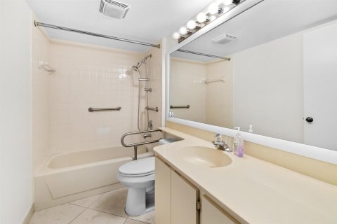 Condo in West Palm Beach, Florida, 2 bedrooms № 2244874 - photo 24