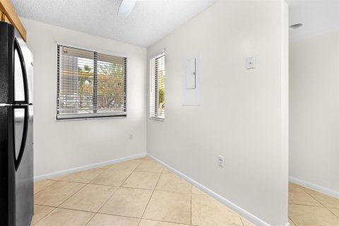 Condo in West Palm Beach, Florida, 2 bedrooms № 2244874 - photo 13