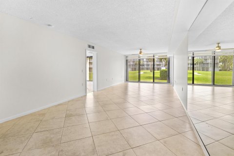 Condo in West Palm Beach, Florida, 2 bedrooms № 2244874 - photo 4
