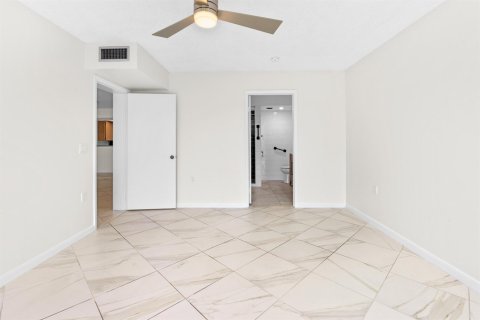 Condo in West Palm Beach, Florida, 2 bedrooms № 2244874 - photo 17