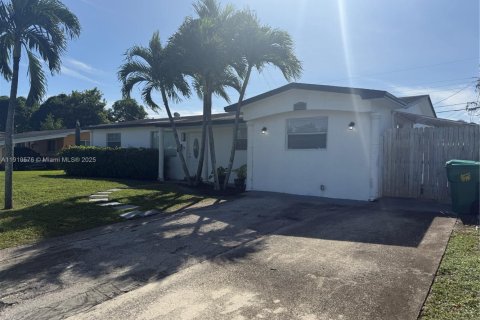 Casa en venta en Lauderhill, Florida, 3 dormitorios, 145.39 m2 № 1970355 - foto 2