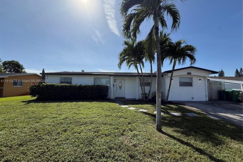 Casa en venta en Lauderhill, Florida, 3 dormitorios, 145.39 m2 № 1970355 - foto 1