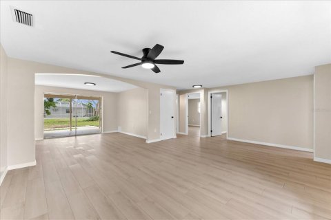 House in Rotonda, Florida 3 bedrooms, 127.09 sq.m. № 1850945 - photo 6