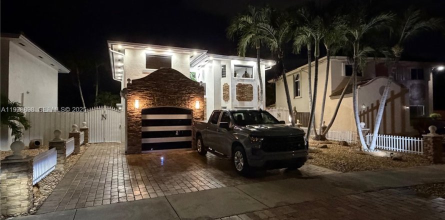 Villa ou maison à Miami, Floride 3 chambres, 152.73 m2 № 1987266