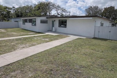 Casa en alquiler en Cutler Bay, Florida, 4 dormitorios, 184.32 m2 № 2049024 - foto 2