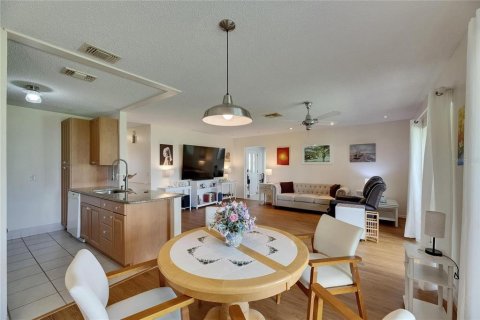 Condo in Sun City Center, Florida, 2 bedrooms  № 1799770 - photo 16