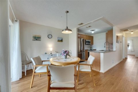 Condo in Sun City Center, Florida, 2 bedrooms  № 1799770 - photo 11