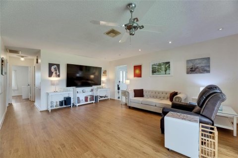 Condo in Sun City Center, Florida, 2 bedrooms  № 1799770 - photo 6