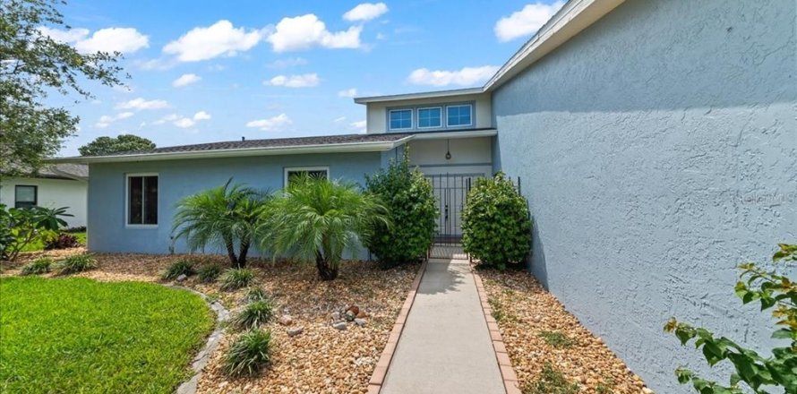 House in Melbourne, Florida 4 bedrooms, 228.63 sq.m. № 1904792