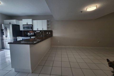 Condominio en alquiler en Hialeah Gardens, Florida, 2 dormitorios, 116.13 m2 № 2055531 - foto 9