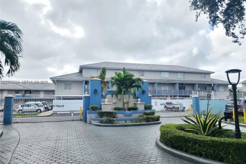 Condominio en Hialeah Gardens, Florida, 2 dormitorios  № 2055531