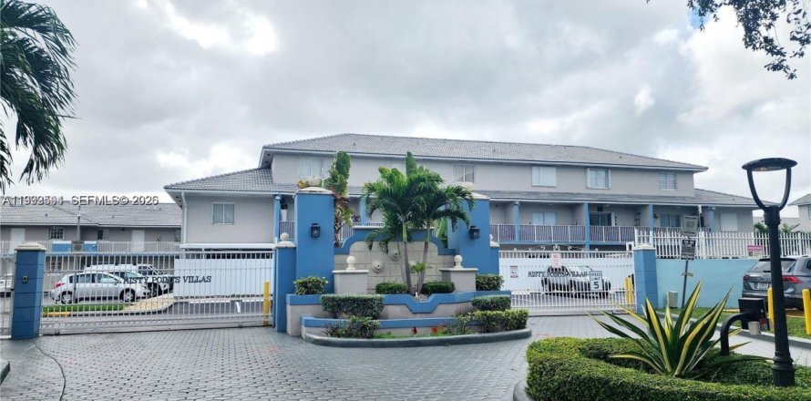 Condominio en Hialeah Gardens, Florida, 2 dormitorios  № 2055531