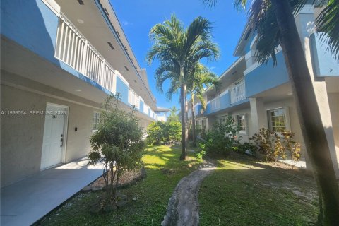 Condominio en alquiler en Hialeah Gardens, Florida, 2 dormitorios, 116.13 m2 № 2055531 - foto 6