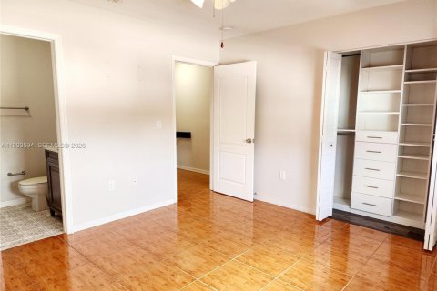 Condominio en alquiler en Hialeah Gardens, Florida, 2 dormitorios, 116.13 m2 № 2055531 - foto 19