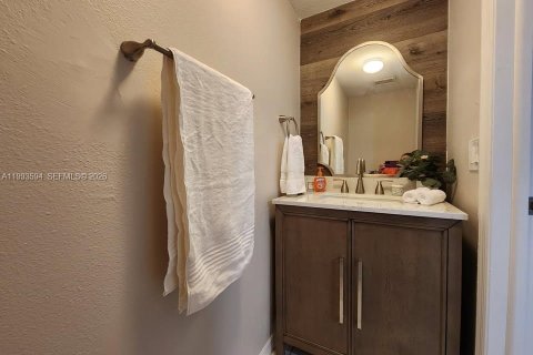 Condominio en alquiler en Hialeah Gardens, Florida, 2 dormitorios, 116.13 m2 № 2055531 - foto 12