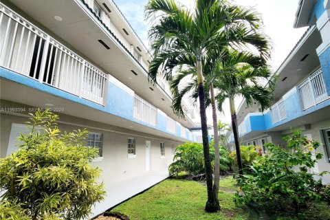 Condominio en alquiler en Hialeah Gardens, Florida, 2 dormitorios, 116.13 m2 № 2055531 - foto 4