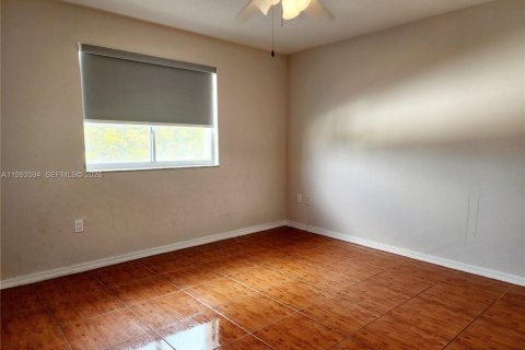 Condominio en alquiler en Hialeah Gardens, Florida, 2 dormitorios, 116.13 m2 № 2055531 - foto 20