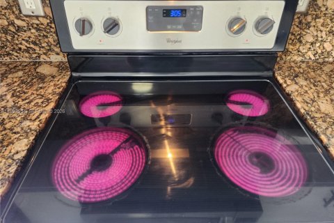 Condominio en alquiler en Hialeah Gardens, Florida, 2 dormitorios, 116.13 m2 № 2055531 - foto 17