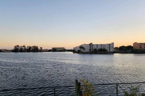 Condominio en alquiler en Hialeah Gardens, Florida, 2 dormitorios, 116.13 m2 № 2055531 - foto 2