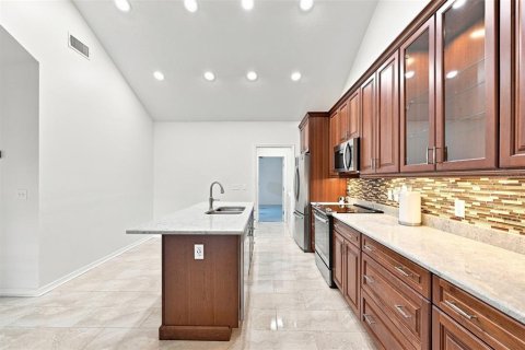 Condo in Sun City Center, Florida, 2 bedrooms  № 2266504 - photo 11