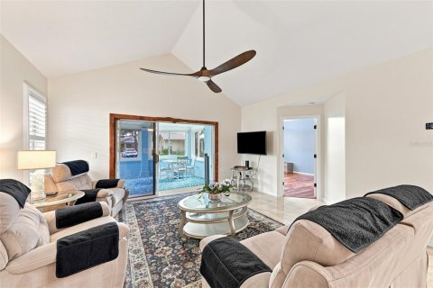 Condo in Sun City Center, Florida, 2 bedrooms  № 2266504 - photo 5