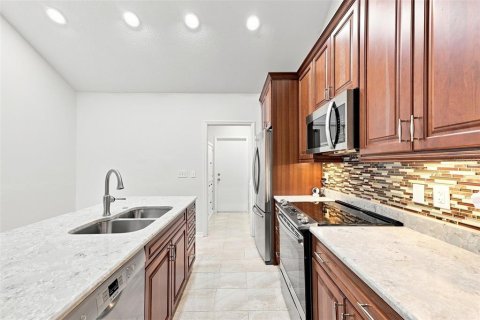 Condo in Sun City Center, Florida, 2 bedrooms  № 2266504 - photo 12