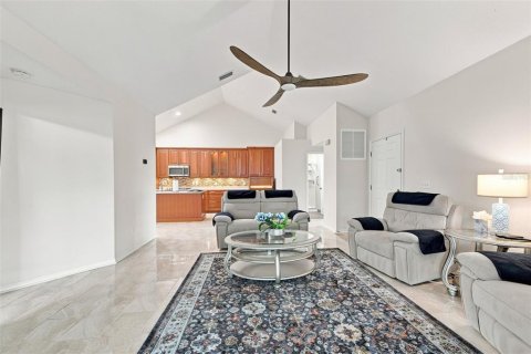 Condo in Sun City Center, Florida, 2 bedrooms  № 2266504 - photo 8
