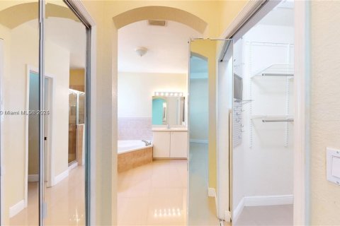 House in Miami, Florida 4 bedrooms, 214.6 sq.m. № 1938424 - photo 16